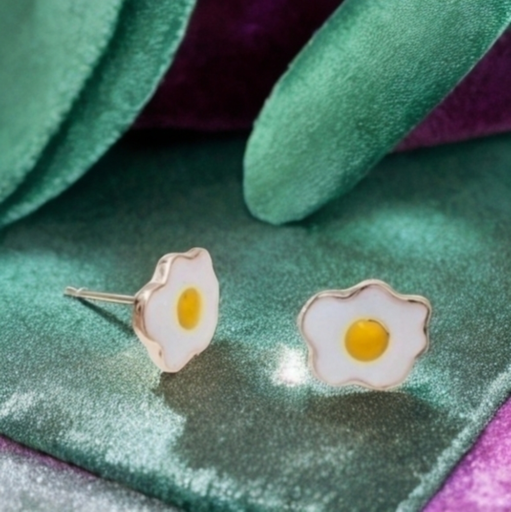 BETSEY JOHNSON FRIED EGG STUD EARRINGS 2